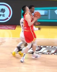 九游电脑版下载-迪亚洛从侧后方撞到胡金秋膝盖 大秋痛苦倒地返回更衣室&amp;回场冰敷